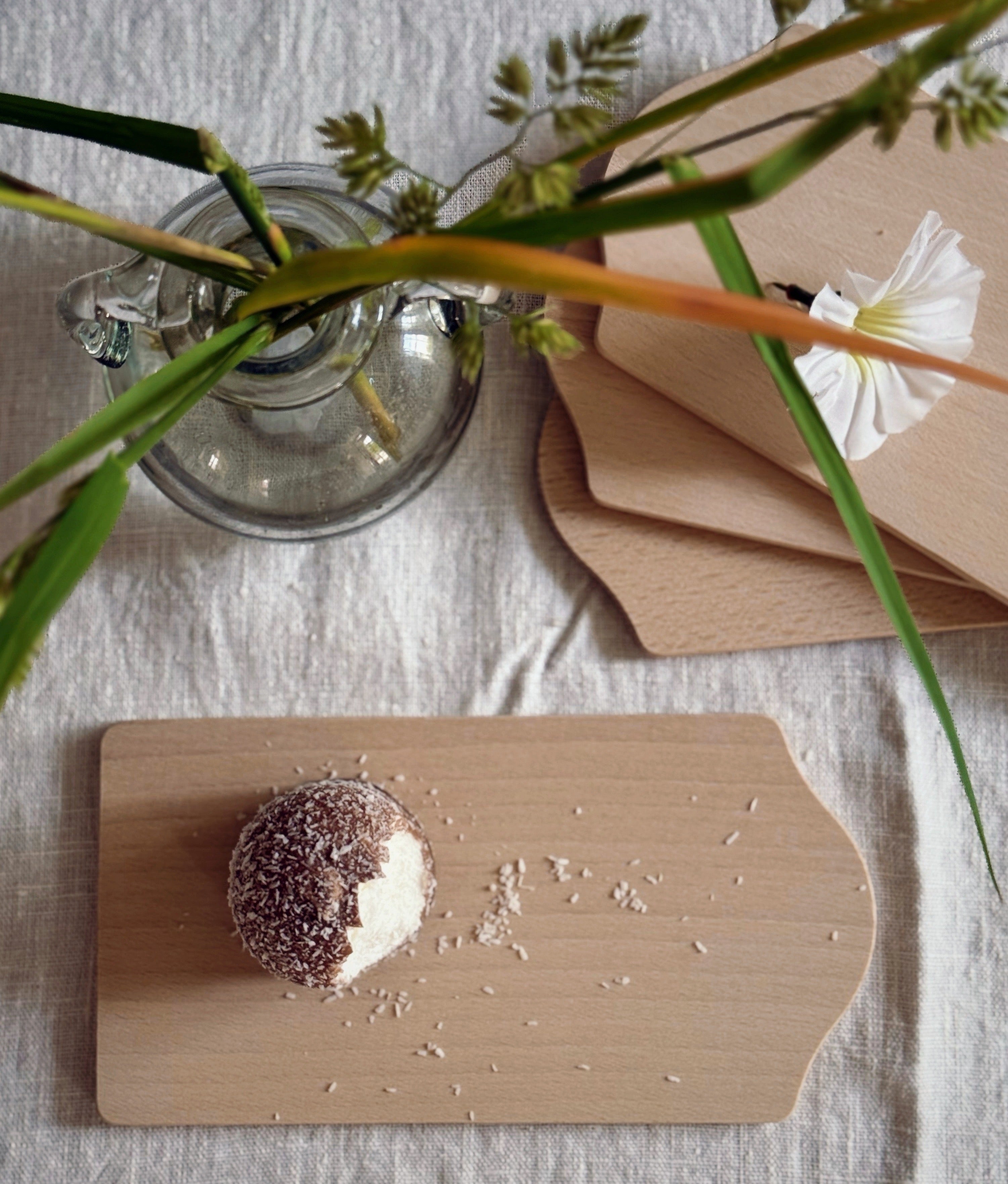 Liten serveringsbricka/frukostbricka i trä