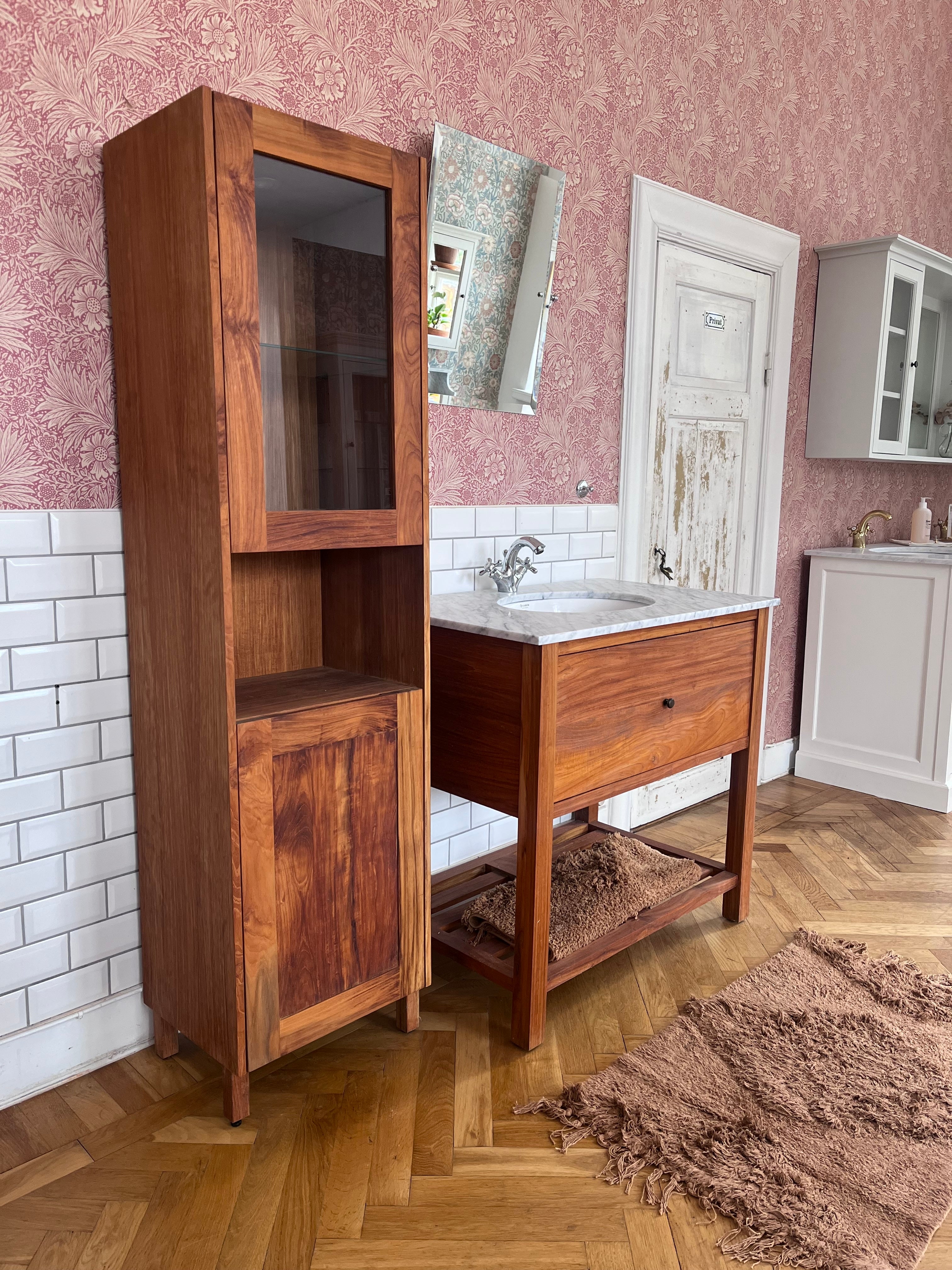 Högskåp badrum Adele i teak