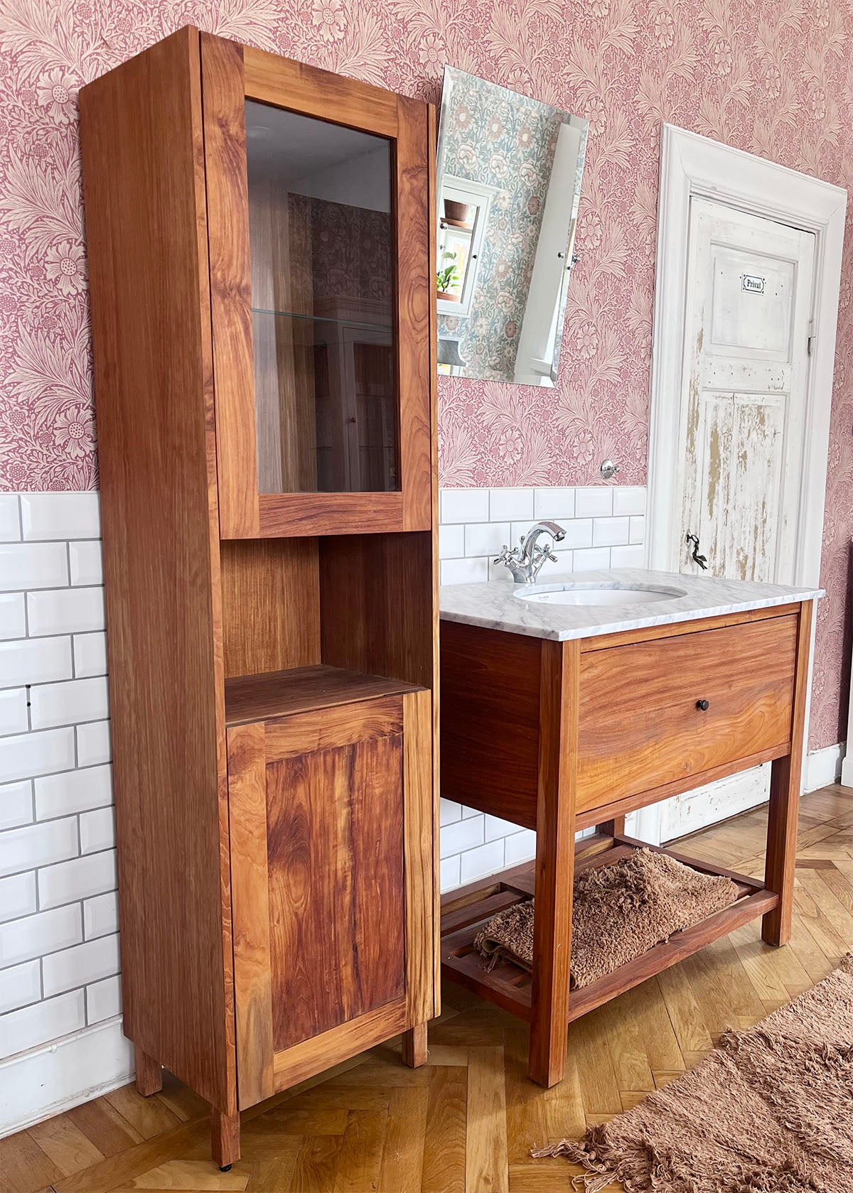 Högskåp badrum Adele i teak