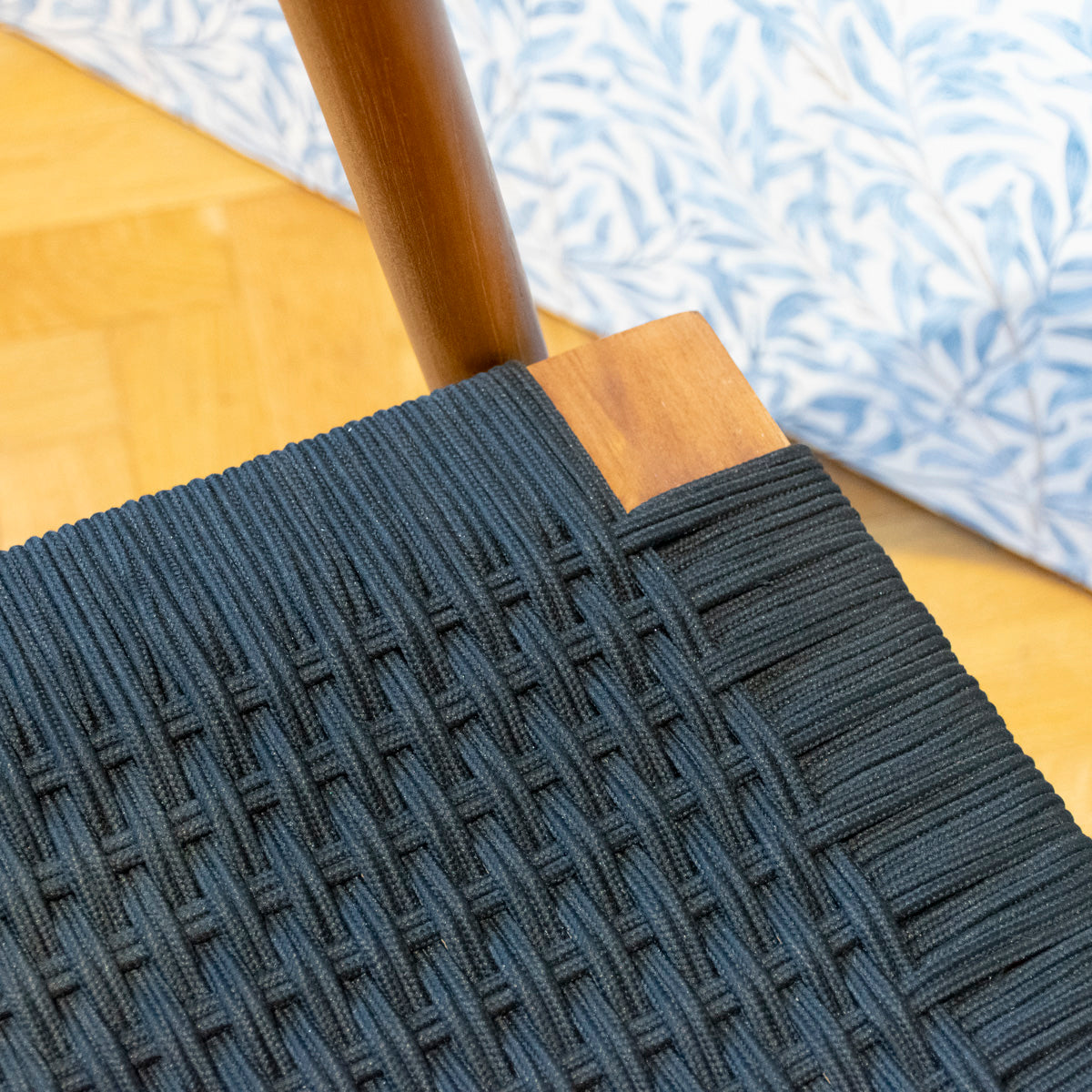 Sessel Jessie aus Teakholz, Sitzfläche aus Korbgeflecht, schwarz