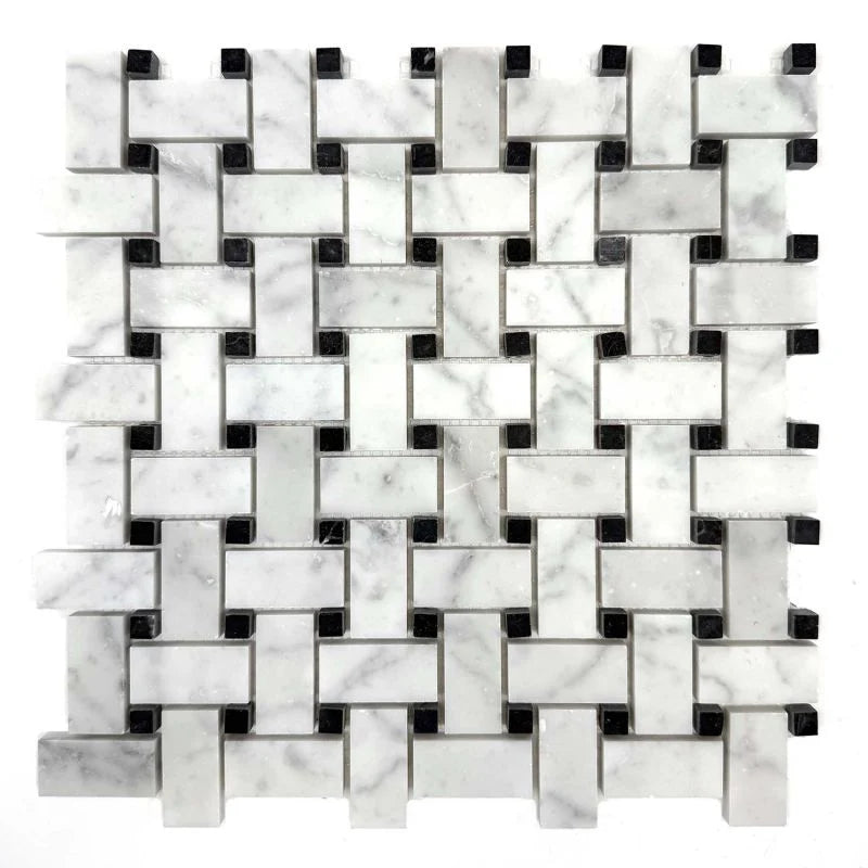 Denna marmormosaik har ett tidlöst flätat mönster där ljus Carrara Bianco med naturliga grå ådringar kombineras med små svarta passbitar
