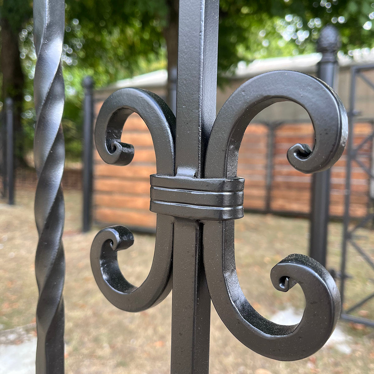 Valdemarsro smidesgrind enkel med stolpar (lagervara)