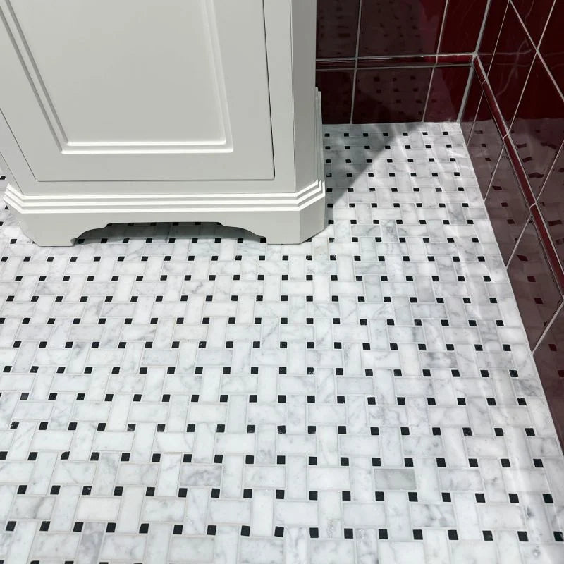 Marmormosaik i flätat mönster